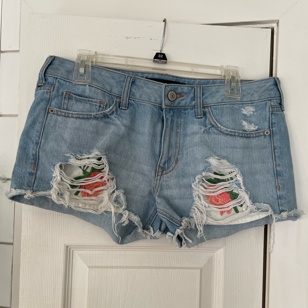Like New | Express Lowrise Distressed Denim Embroidered Pocket Shorts | Womans 6